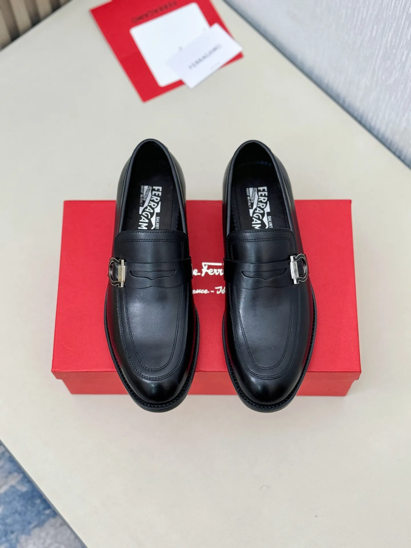 [Ferragamo] P: 560💰 Number of yards: 38~44 (45 orders are non-returnable) Ferragam's new men's formal leather shoes, the fabric is made of imported cowhide, with visible texture, heavy-duty stitching, dyed calfskin inside, standard logo cowhide feet, big-name experience, soft and comfortable on the feet, a men's favorite, special non-slip and wear-resistant rubber soles, easy to handle various occasions, with original box packaging!